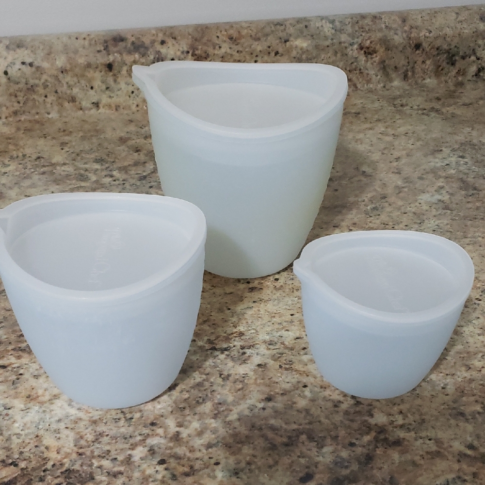 Pampered Chef, set of 3 Silicone Mix and Pour Bowls with Lids